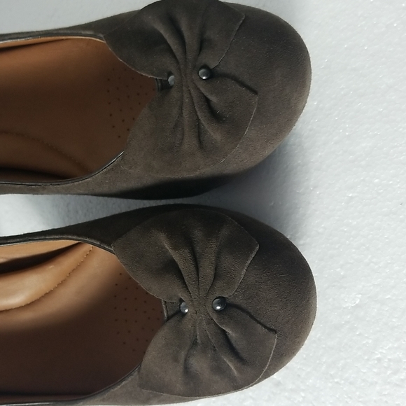 CLARKS ARTISAN BROWN SUEDE PUMPS - Picture 2 of 8